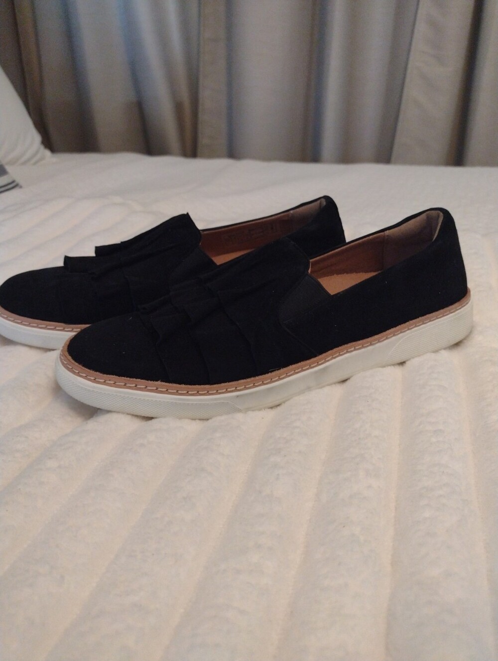 Vionic Womens 7 Genuine Suede Mahalo Ruffle Flats Black Slip On Comfort Loafers